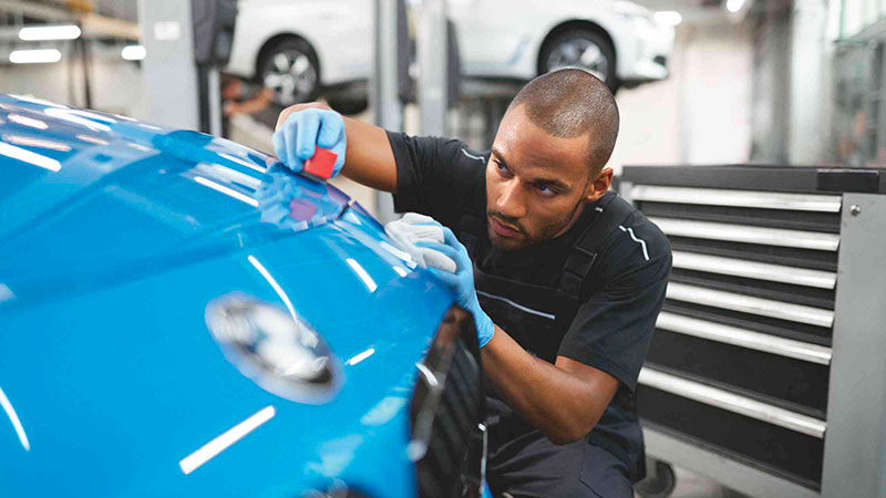 CARROZZERIA. I Servizi di Carrozzeria vanno incontro alle tue esigenze di qualità, estetica e sicurezza e si assicureranno che i tuoi ricordi migliori rimangano intatti. I nostri specialisti cureranno con attenzione il ripristino della carrozzeria, dei cerchi, dei cristalli, della sincronizzazione degli airbag con i sensori d’impatto, del funzionamento delle componenti del motore e delle sospensioni. In più l’impiego di Ricambi Originali BMW e di tecnologie avanzate di riparazione farà sì che la tua BMW ti garantisca sempre protezione e affidabilità.